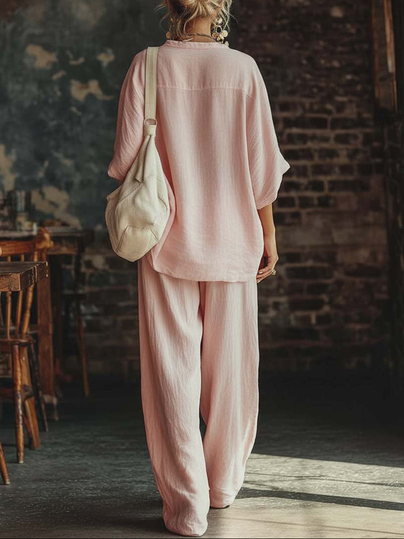 "Conjunto de Camisa y Pantalones con Escote en V de Samantha" podría reescribirse como: "Set de Camisa y Pantalones con Escote en V de Samantha".
