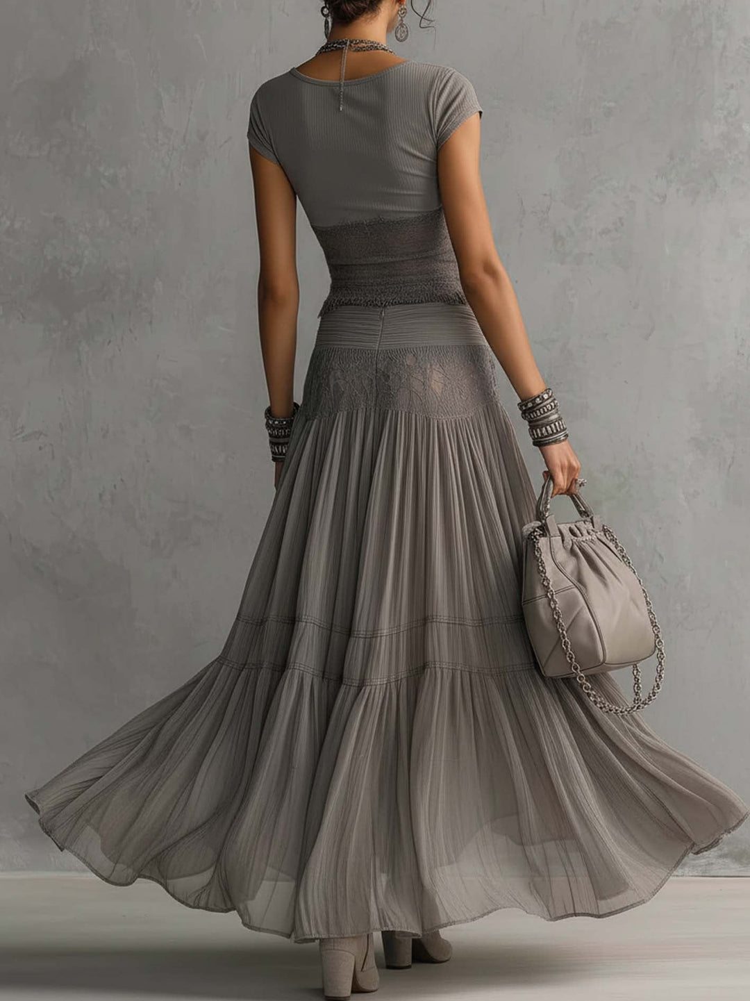 Conjunto de Top con Detalles de Encaje y Falda Maxi Plisada de Elena