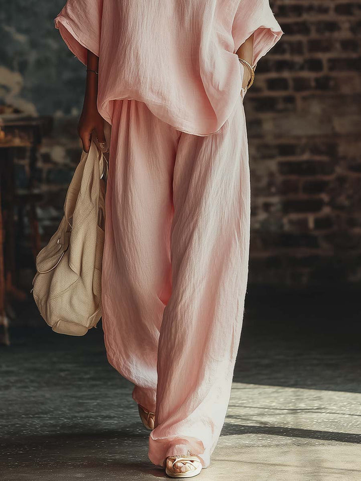 "Conjunto de Camisa y Pantalones con Escote en V de Samantha" podría reescribirse como: "Set de Camisa y Pantalones con Escote en V de Samantha".