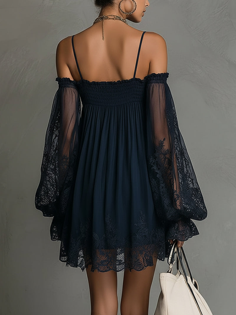 Noemi | Vestido mini de gasa azul marino con escote off-the-shoulder, detalles de encaje y mangas transparentes