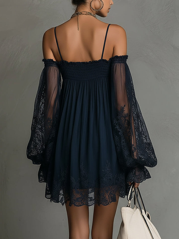 Noemi | Vestido mini de gasa azul marino con escote off-the-shoulder, detalles de encaje y mangas transparentes