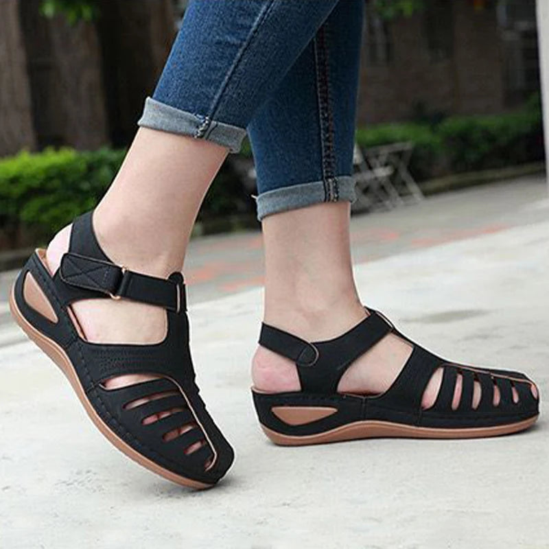 Amparo — Sandalias Cerradas con Cuña y Velcro
