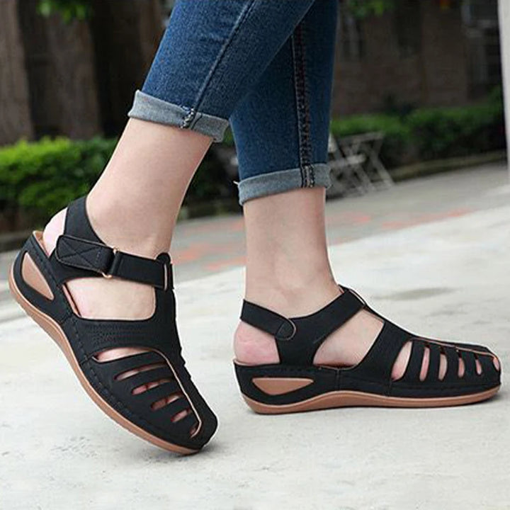 Amparo — Sandalias Cerradas con Cuña y Velcro