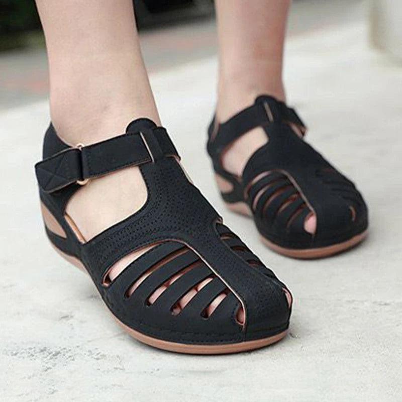 Amparo — Sandalias Cerradas con Cuña y Velcro