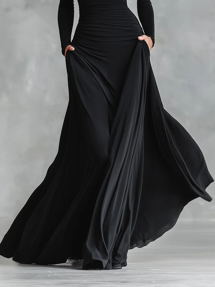 Adele - Vestido largo moderno de crepé negro con escote barco y pliegues