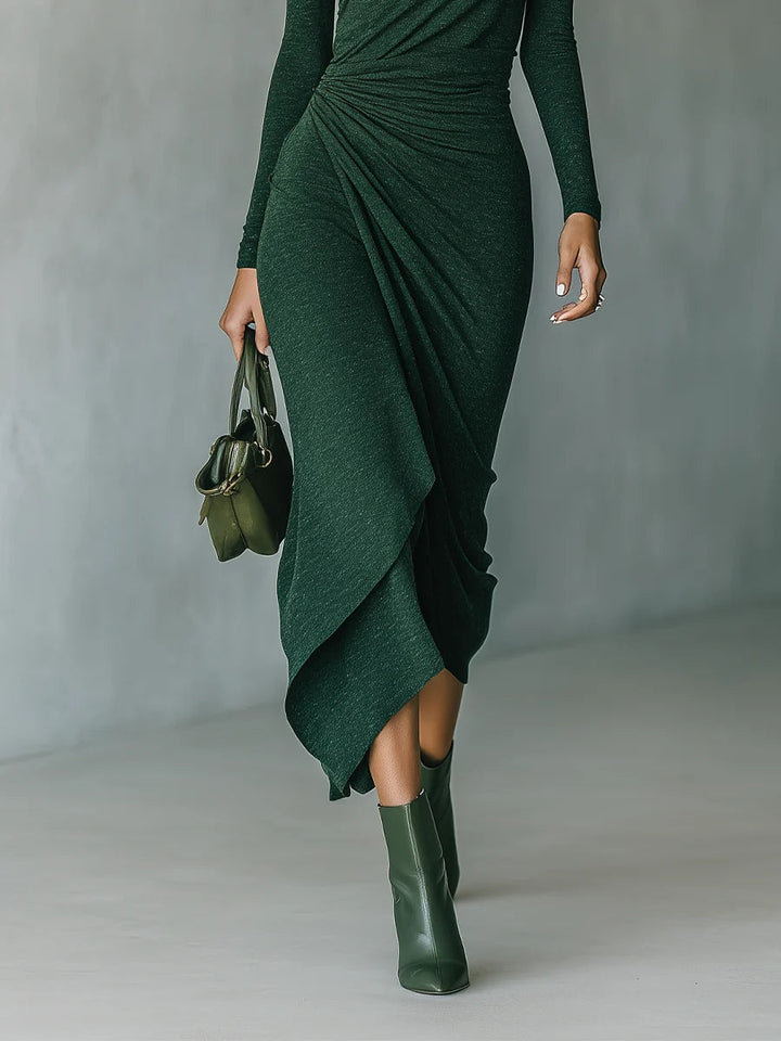 Lenora - Vestido midi asimétrico con drapeados y cuello alto en color verde oscuro
