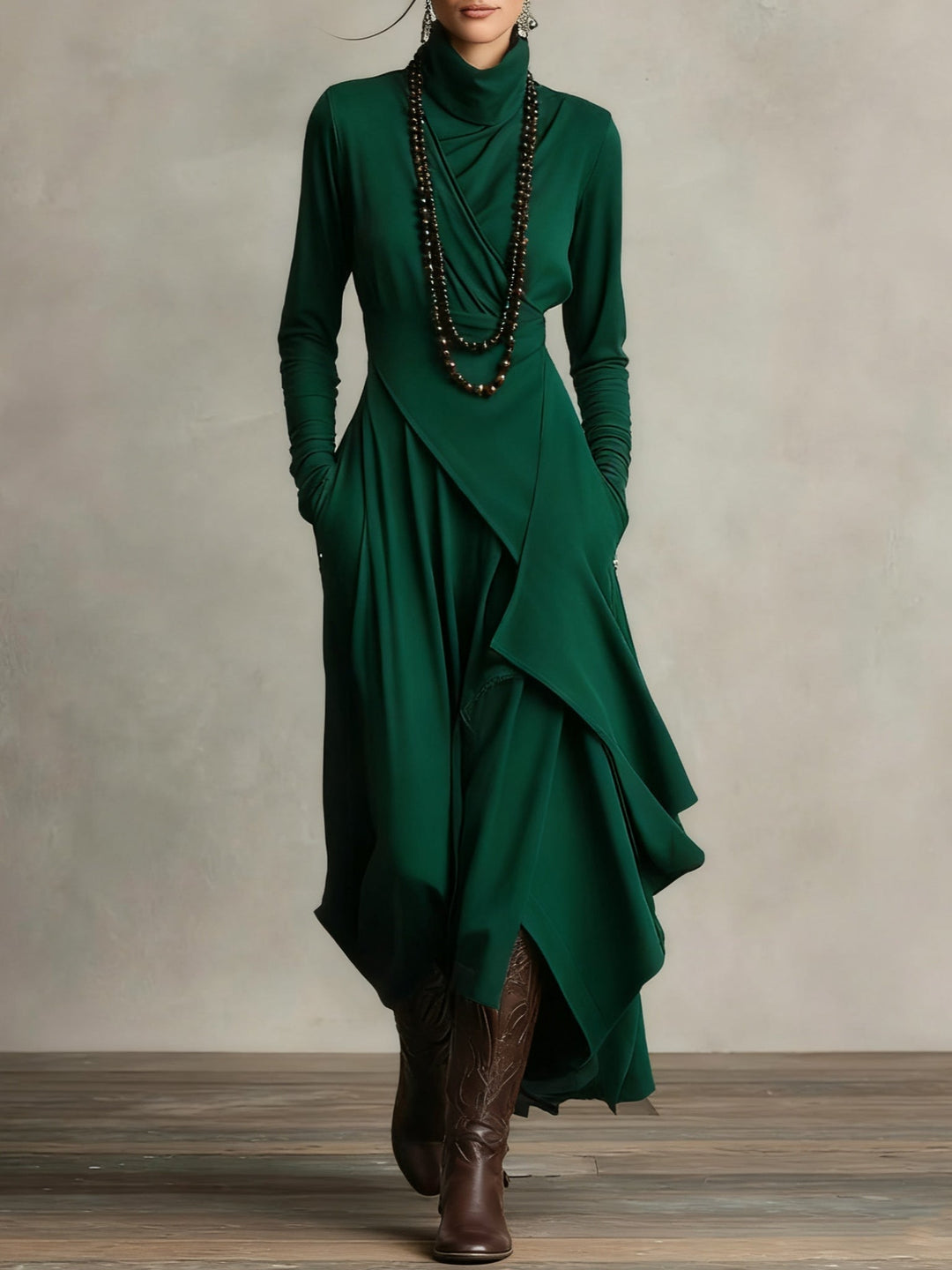 Aurelia · Vestido maxi plisado asimétrico con cuello alto