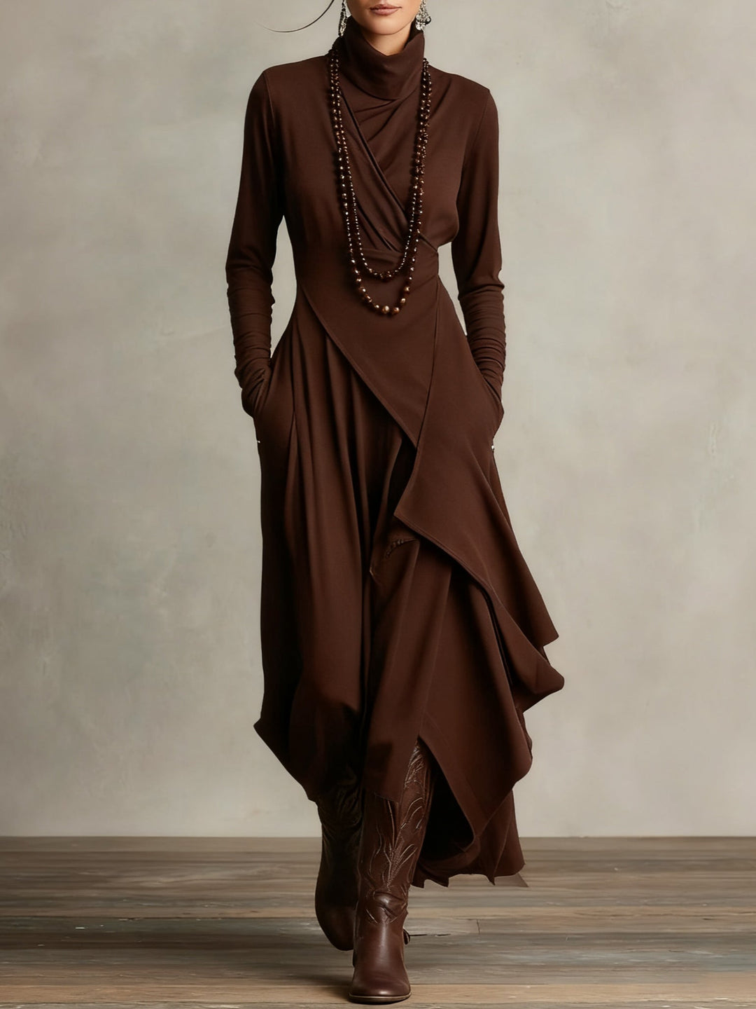 Aurelia · Vestido maxi plisado asimétrico con cuello alto