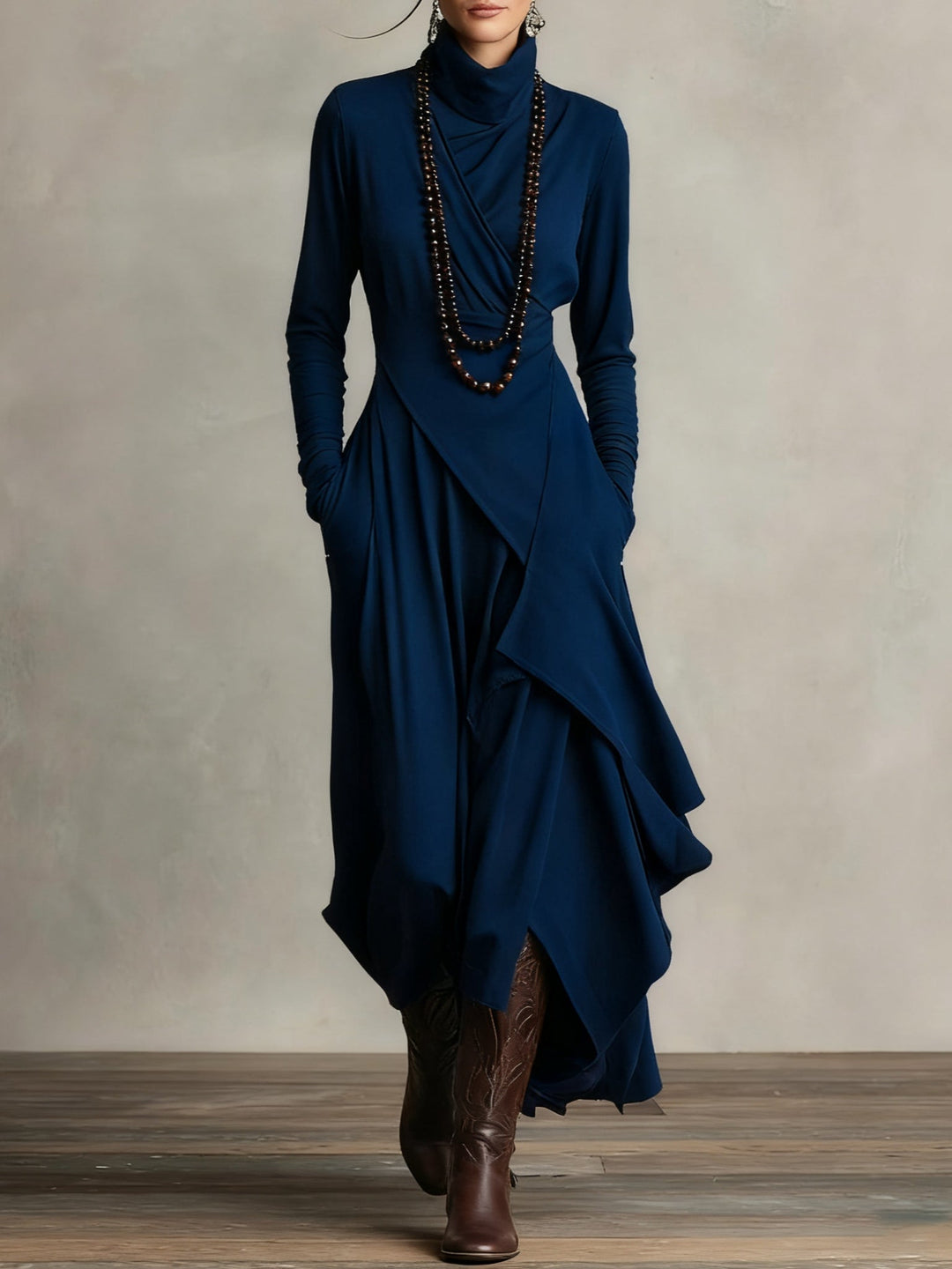 Aurelia · Vestido maxi plisado asimétrico con cuello alto