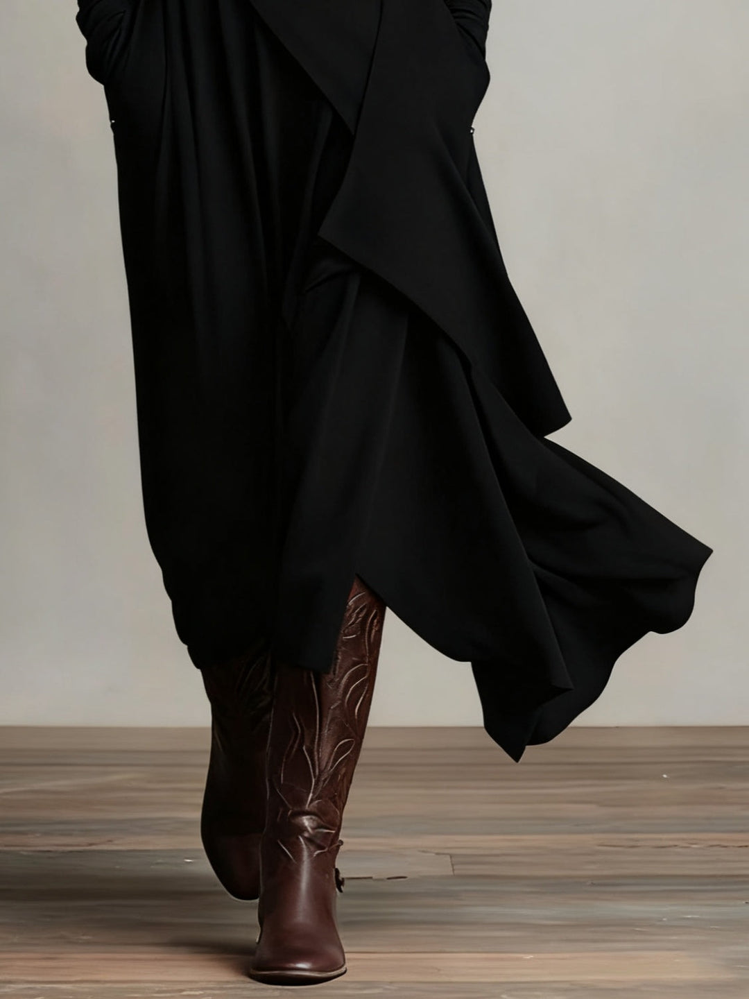 Aurelia · Vestido maxi plisado asimétrico con cuello alto