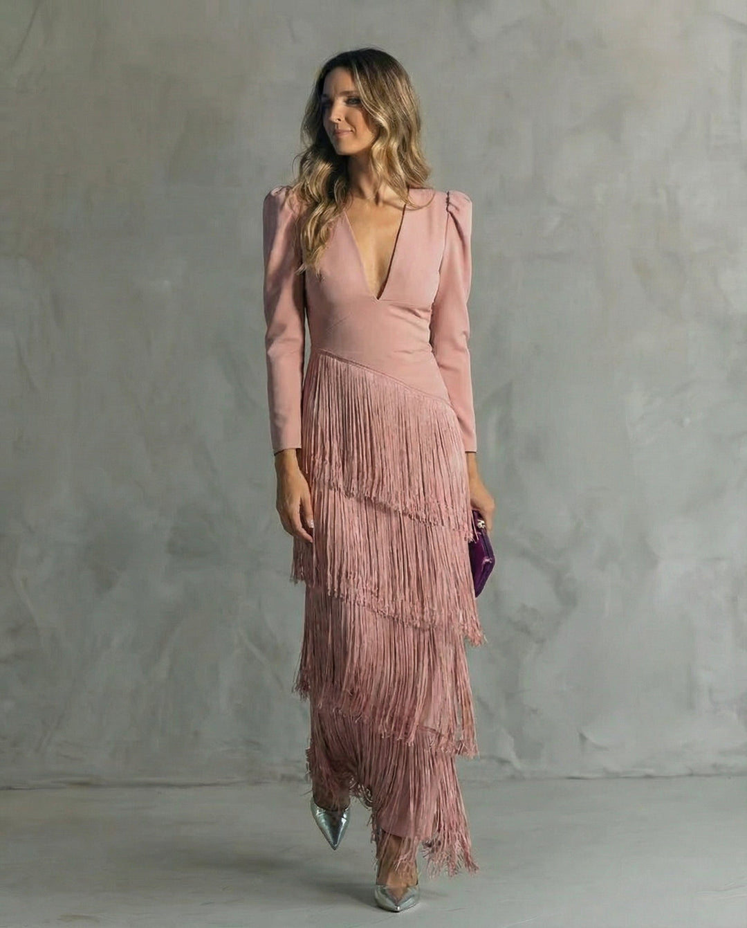 Chiara – Vestido Sofisticado con Mangas de Flecos