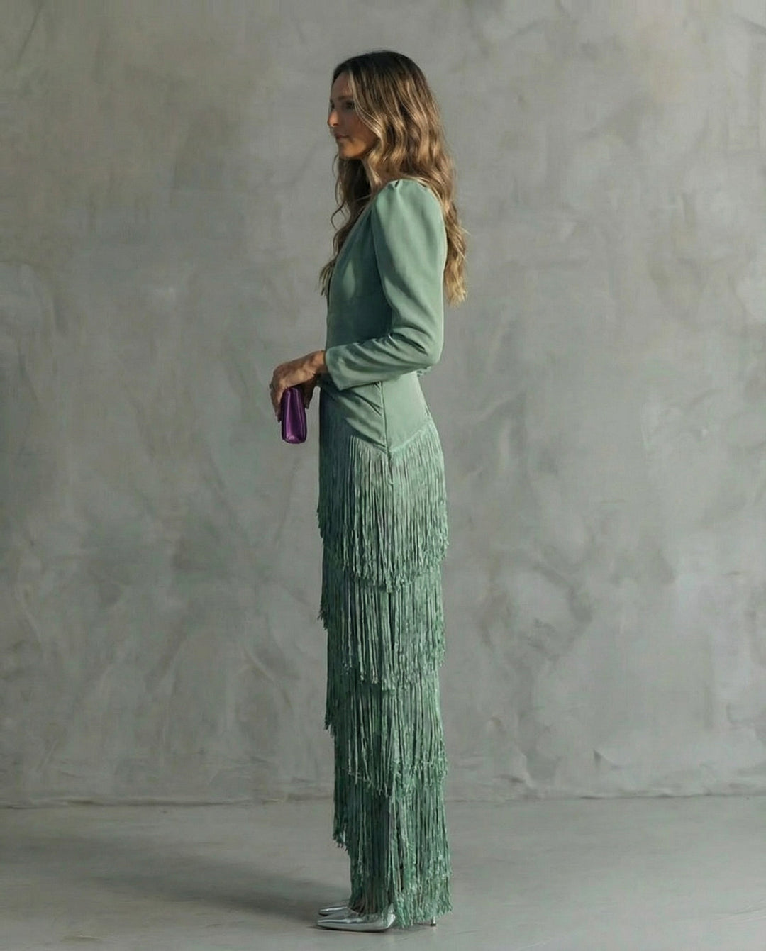 Chiara – Vestido Sofisticado con Mangas de Flecos